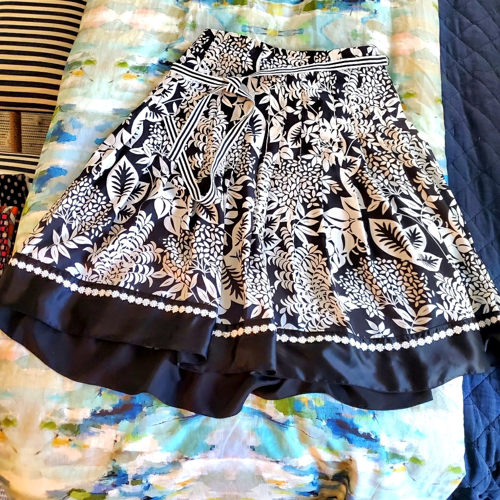 White House Black Market skirt Size 6